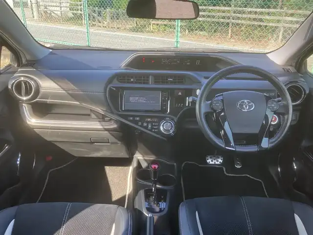 トヨタ アクア G G’s 埼玉県 2016(平28)年 10.9万km ライムホワイトパールクリスタルシャイン (株)IDOMが運営する【じしゃロン鳩ヶ谷店】の自社ローン専用車両になりますこちらは現金またはオートローンご利用時の価格です。自社ローンご希望の方は別途その旨お申付け下さい/登録時106342km/トヨタセーフティセンス/　・プリクラッシュセーフティ/　・レーンディパーチャーアラート/　・オートマチックハイビーム/　・クルーズコントロール/G’s専用装備/　・フロントバンパー/　・（専用クリアターンランプ内蔵/スモークメッキ加飾）/　・サイドマッドガード/　・リヤバンパー（スモークメッキ加飾）/　・フェンダーガーニッシュ（HYBRIDロゴ・G’sロゴ付）/　・エンブレム（バックドア）/　・LEDイルミネーションビーム（コンソールスイッチ付）/　・フロントスポーティシート/純正SDナビ（NSZN-W64T）/　・AM/FM/CD/DVD/MSV(SD)/BT/フルセグTV/バックカメラ/ＥＴＣ/プッシュスタート/スマートキーx2/純正17インチアルミホイール/ＬＥＤヘッドライト/　・オートライト/フォグランプ/革巻きステアリング/電動格納式オートウィンカーミラー/ドアバイザー/G’s専用フロアマット