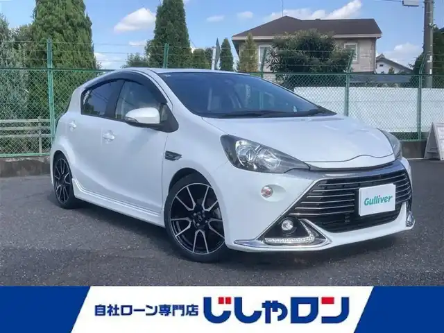 トヨタ アクア G G’s 埼玉県 2016(平28)年 10.9万km ライムホワイトパールクリスタルシャイン (株)IDOMが運営する【じしゃロン鳩ヶ谷店】の自社ローン専用車両になりますこちらは現金またはオートローンご利用時の価格です。自社ローンご希望の方は別途その旨お申付け下さい/登録時106342km/トヨタセーフティセンス/　・プリクラッシュセーフティ/　・レーンディパーチャーアラート/　・オートマチックハイビーム/　・クルーズコントロール/G’s専用装備/　・フロントバンパー/　・（専用クリアターンランプ内蔵/スモークメッキ加飾）/　・サイドマッドガード/　・リヤバンパー（スモークメッキ加飾）/　・フェンダーガーニッシュ（HYBRIDロゴ・G’sロゴ付）/　・エンブレム（バックドア）/　・LEDイルミネーションビーム（コンソールスイッチ付）/　・フロントスポーティシート/純正SDナビ（NSZN-W64T）/　・AM/FM/CD/DVD/MSV(SD)/BT/フルセグTV/バックカメラ/ＥＴＣ/プッシュスタート/スマートキーx2/純正17インチアルミホイール/ＬＥＤヘッドライト/　・オートライト/フォグランプ/革巻きステアリング/電動格納式オートウィンカーミラー/ドアバイザー/G’s専用フロアマット