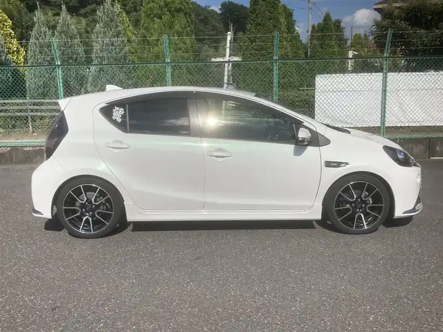 トヨタ アクア G G’s 埼玉県 2016(平28)年 10.9万km ライムホワイトパールクリスタルシャイン (株)IDOMが運営する【じしゃロン鳩ヶ谷店】の自社ローン専用車両になりますこちらは現金またはオートローンご利用時の価格です。自社ローンご希望の方は別途その旨お申付け下さい/登録時106342km/トヨタセーフティセンス/　・プリクラッシュセーフティ/　・レーンディパーチャーアラート/　・オートマチックハイビーム/　・クルーズコントロール/G’s専用装備/　・フロントバンパー/　・（専用クリアターンランプ内蔵/スモークメッキ加飾）/　・サイドマッドガード/　・リヤバンパー（スモークメッキ加飾）/　・フェンダーガーニッシュ（HYBRIDロゴ・G’sロゴ付）/　・エンブレム（バックドア）/　・LEDイルミネーションビーム（コンソールスイッチ付）/　・フロントスポーティシート/純正SDナビ（NSZN-W64T）/　・AM/FM/CD/DVD/MSV(SD)/BT/フルセグTV/バックカメラ/ＥＴＣ/プッシュスタート/スマートキーx2/純正17インチアルミホイール/ＬＥＤヘッドライト/　・オートライト/フォグランプ/革巻きステアリング/電動格納式オートウィンカーミラー/ドアバイザー/G’s専用フロアマット