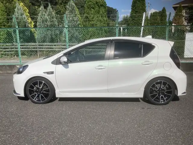 トヨタ アクア G G’s 埼玉県 2016(平28)年 10.9万km ライムホワイトパールクリスタルシャイン (株)IDOMが運営する【じしゃロン鳩ヶ谷店】の自社ローン専用車両になりますこちらは現金またはオートローンご利用時の価格です。自社ローンご希望の方は別途その旨お申付け下さい/登録時106342km/トヨタセーフティセンス/　・プリクラッシュセーフティ/　・レーンディパーチャーアラート/　・オートマチックハイビーム/　・クルーズコントロール/G’s専用装備/　・フロントバンパー/　・（専用クリアターンランプ内蔵/スモークメッキ加飾）/　・サイドマッドガード/　・リヤバンパー（スモークメッキ加飾）/　・フェンダーガーニッシュ（HYBRIDロゴ・G’sロゴ付）/　・エンブレム（バックドア）/　・LEDイルミネーションビーム（コンソールスイッチ付）/　・フロントスポーティシート/純正SDナビ（NSZN-W64T）/　・AM/FM/CD/DVD/MSV(SD)/BT/フルセグTV/バックカメラ/ＥＴＣ/プッシュスタート/スマートキーx2/純正17インチアルミホイール/ＬＥＤヘッドライト/　・オートライト/フォグランプ/革巻きステアリング/電動格納式オートウィンカーミラー/ドアバイザー/G’s専用フロアマット