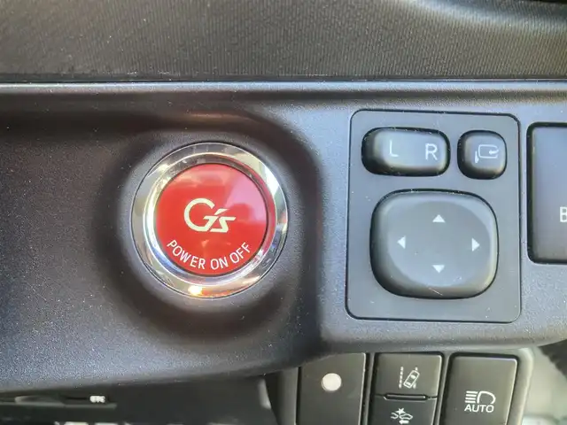 トヨタ アクア G G’s 埼玉県 2016(平28)年 10.9万km ライムホワイトパールクリスタルシャイン (株)IDOMが運営する【じしゃロン鳩ヶ谷店】の自社ローン専用車両になりますこちらは現金またはオートローンご利用時の価格です。自社ローンご希望の方は別途その旨お申付け下さい/登録時106342km/トヨタセーフティセンス/　・プリクラッシュセーフティ/　・レーンディパーチャーアラート/　・オートマチックハイビーム/　・クルーズコントロール/G’s専用装備/　・フロントバンパー/　・（専用クリアターンランプ内蔵/スモークメッキ加飾）/　・サイドマッドガード/　・リヤバンパー（スモークメッキ加飾）/　・フェンダーガーニッシュ（HYBRIDロゴ・G’sロゴ付）/　・エンブレム（バックドア）/　・LEDイルミネーションビーム（コンソールスイッチ付）/　・フロントスポーティシート/純正SDナビ（NSZN-W64T）/　・AM/FM/CD/DVD/MSV(SD)/BT/フルセグTV/バックカメラ/ＥＴＣ/プッシュスタート/スマートキーx2/純正17インチアルミホイール/ＬＥＤヘッドライト/　・オートライト/フォグランプ/革巻きステアリング/電動格納式オートウィンカーミラー/ドアバイザー/G’s専用フロアマット