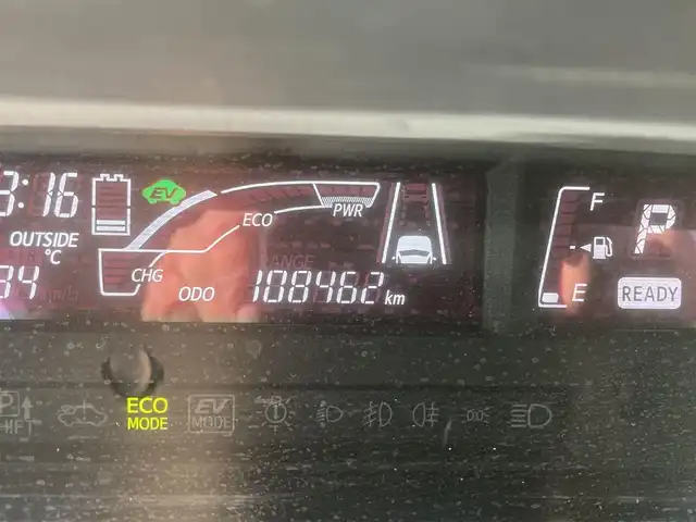 トヨタ アクア G G’s 埼玉県 2016(平28)年 10.9万km ライムホワイトパールクリスタルシャイン (株)IDOMが運営する【じしゃロン鳩ヶ谷店】の自社ローン専用車両になりますこちらは現金またはオートローンご利用時の価格です。自社ローンご希望の方は別途その旨お申付け下さい/登録時106342km/トヨタセーフティセンス/　・プリクラッシュセーフティ/　・レーンディパーチャーアラート/　・オートマチックハイビーム/　・クルーズコントロール/G’s専用装備/　・フロントバンパー/　・（専用クリアターンランプ内蔵/スモークメッキ加飾）/　・サイドマッドガード/　・リヤバンパー（スモークメッキ加飾）/　・フェンダーガーニッシュ（HYBRIDロゴ・G’sロゴ付）/　・エンブレム（バックドア）/　・LEDイルミネーションビーム（コンソールスイッチ付）/　・フロントスポーティシート/純正SDナビ（NSZN-W64T）/　・AM/FM/CD/DVD/MSV(SD)/BT/フルセグTV/バックカメラ/ＥＴＣ/プッシュスタート/スマートキーx2/純正17インチアルミホイール/ＬＥＤヘッドライト/　・オートライト/フォグランプ/革巻きステアリング/電動格納式オートウィンカーミラー/ドアバイザー/G’s専用フロアマット