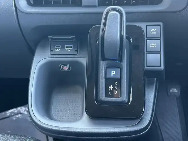 トヨタ シエンタ ハイブリッド Z 佐賀県 2023(令5)年 0.6万km ホワイトパールクリスタルシャイン 走行距離6027km/ワンオーナー(自社名済み)/トヨタセーフティセンス/・プリクラッシュセーフティ/・レーダークルーズコントロール/・アダプティブハイビーム/・レーントレーシングアシスト/・レーンディパーチャーアラート/ブラインドスポットモニター/パーキングサポートブレーキ/クリアランスソナー/純正ディスプレイオーディオ/・コネクティッドナビ/・アラウンドビューモニター/・フルセグTV/BT/ハンズフリーデュアルパワースライドドア/純正前後ドライブレコーダー/ETC2.0 /USB入力端子/フロアマット/スペアキー×1/保証書/取扱説明書