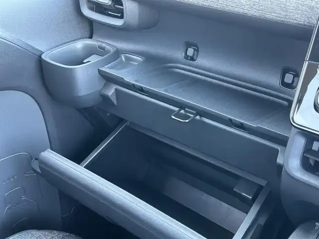 トヨタ シエンタ ハイブリッド Z 佐賀県 2023(令5)年 0.6万km ホワイトパールクリスタルシャイン 走行距離6027km/ワンオーナー(自社名済み)/トヨタセーフティセンス/・プリクラッシュセーフティ/・レーダークルーズコントロール/・アダプティブハイビーム/・レーントレーシングアシスト/・レーンディパーチャーアラート/ブラインドスポットモニター/パーキングサポートブレーキ/クリアランスソナー/純正ディスプレイオーディオ/・コネクティッドナビ/・アラウンドビューモニター/・フルセグTV/BT/ハンズフリーデュアルパワースライドドア/純正前後ドライブレコーダー/ETC2.0 /USB入力端子/フロアマット/スペアキー×1/保証書/取扱説明書