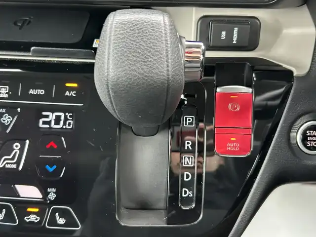 三菱 デリカミニ T プレミアム 兵庫県 2023(令5)年 2.3万km ＤグリーンⅡ ワンオーナー/社外9インチナビ/フルセグテレビ/BTオーディオ/CD/DVD再生機能/全方位カメラ/デジタルインナーミラー/ワイヤレス充電/前席シートヒーター/ステアリングヒーター/両側パワースライドドア/ETC2.0/パドルシフト/LEDヘッドライト/純正15インチAW