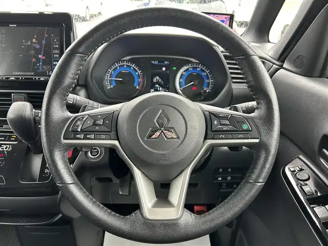 三菱 デリカミニ T プレミアム 兵庫県 2023(令5)年 2.3万km ＤグリーンⅡ ワンオーナー/社外9インチナビ/フルセグテレビ/BTオーディオ/CD/DVD再生機能/全方位カメラ/デジタルインナーミラー/ワイヤレス充電/前席シートヒーター/ステアリングヒーター/両側パワースライドドア/ETC2.0/パドルシフト/LEDヘッドライト/純正15インチAW