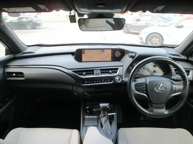 レクサス ＵＸ 250h バージョンC 千葉県 2018(平30)年 4.8万km グラファイトブラックガラスフレーク 純正ナビ、フルセグTV/パノラミックビューモニター/純正オーディオ【DVD/CD/BT/SD/USB】/Lexus Safety System＋/LEDヘッドライト&LEDフォグ/レーダークルーズコントロール/レーンキープアシスト/クリアランスソナー/BSM/白革シート/運転席シートメモリ/前席パワーシート&シートヒーター/ステアリングヒーター/パワーバックドア/AC100V/純正前方ドライブレコーダー/ETC2.0/スペアキー/取扱説明書/新車時保証書