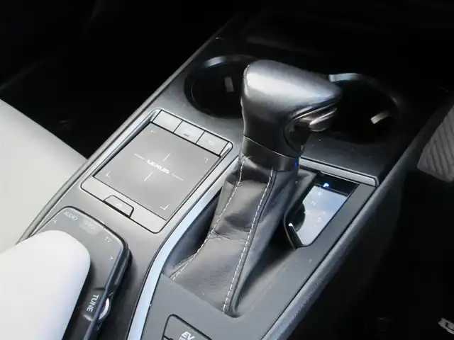 レクサス ＵＸ 250h バージョンC 千葉県 2018(平30)年 4.8万km グラファイトブラックガラスフレーク 純正ナビ、フルセグTV/パノラミックビューモニター/純正オーディオ【DVD/CD/BT/SD/USB】/Lexus Safety System＋/LEDヘッドライト&LEDフォグ/レーダークルーズコントロール/レーンキープアシスト/クリアランスソナー/BSM/白革シート/運転席シートメモリ/前席パワーシート&シートヒーター/ステアリングヒーター/パワーバックドア/AC100V/純正前方ドライブレコーダー/ETC2.0/スペアキー/取扱説明書/新車時保証書