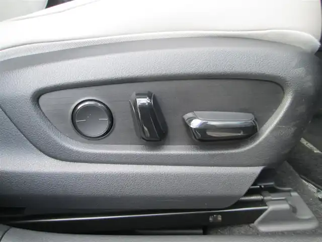 レクサス ＵＸ 250h バージョンC 千葉県 2018(平30)年 4.8万km グラファイトブラックガラスフレーク 純正ナビ、フルセグTV/パノラミックビューモニター/純正オーディオ【DVD/CD/BT/SD/USB】/Lexus Safety System＋/LEDヘッドライト&LEDフォグ/レーダークルーズコントロール/レーンキープアシスト/クリアランスソナー/BSM/白革シート/運転席シートメモリ/前席パワーシート&シートヒーター/ステアリングヒーター/パワーバックドア/AC100V/純正前方ドライブレコーダー/ETC2.0/スペアキー/取扱説明書/新車時保証書