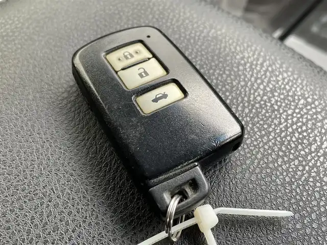 トヨタ クラウン ハイブリッド アスリートS 佐賀県 2015(平27)年 10.5万km ブラック ワンオーナー/純正HDDディスプレイナビ/・フルセグTV/CD/DVD/HDD/USB/Bluetooth/バックカメラ/ETC/クルーズコントロール/横滑り防止装置/DN席パワーシート/シートヒーター/ISOFIX対応/革巻きステアリング/ステアリングヒーター/ステアリングリモコン/純正17インチアルミホイール/純正キセノンヘッドライト/・オートマチックハイビーム/純正LEDフォグランプ/純正フロアマット/純正ドアバイザ―/新車保証書/取扱説明書/スペアキー１本