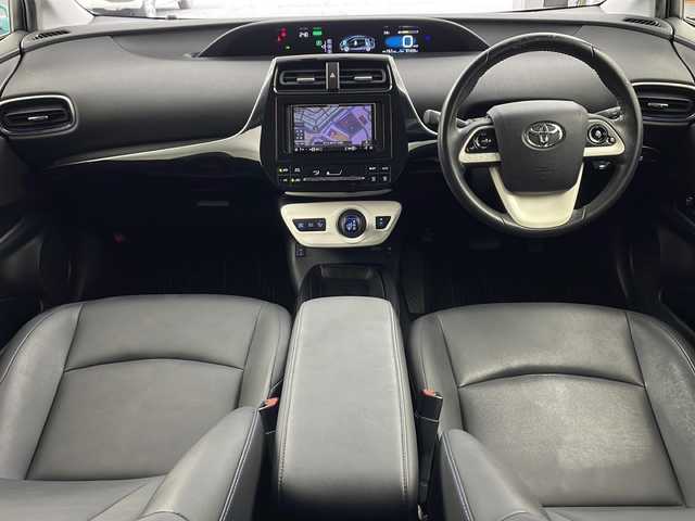 トヨタ プリウス S ツーリングセレクション 兵庫県 2017(平29)年 5.2万km シルバーM ・社外ナビ（AVIC-RZ700）/CD/DVD/SD/TV/Bluetooth/・バックカメラ/・ビルトインETC/・モデリスタエアロ/・革シート/・前席シートヒーター/・スマートキー/・プッシュスタート/・ＬＥＤヘッドライト/・純正17インチアルミホイール/・純正フロアマット/・横滑り防止装置