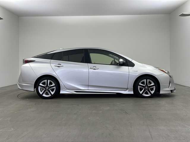 トヨタ プリウス S ツーリングセレクション 兵庫県 2017(平29)年 5.2万km シルバーM ・社外ナビ（AVIC-RZ700）/CD/DVD/SD/TV/Bluetooth/・バックカメラ/・ビルトインETC/・モデリスタエアロ/・革シート/・前席シートヒーター/・スマートキー/・プッシュスタート/・ＬＥＤヘッドライト/・純正17インチアルミホイール/・純正フロアマット/・横滑り防止装置