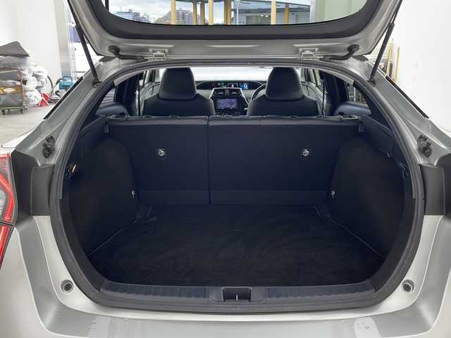 トヨタ プリウス S ツーリングセレクション 兵庫県 2017(平29)年 5.2万km シルバーM ・社外ナビ（AVIC-RZ700）/CD/DVD/SD/TV/Bluetooth/・バックカメラ/・ビルトインETC/・モデリスタエアロ/・革シート/・前席シートヒーター/・スマートキー/・プッシュスタート/・ＬＥＤヘッドライト/・純正17インチアルミホイール/・純正フロアマット/・横滑り防止装置