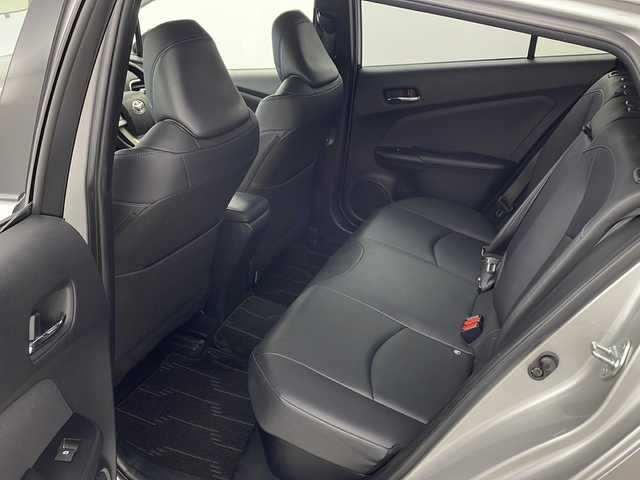 トヨタ プリウス S ツーリングセレクション 兵庫県 2017(平29)年 5.2万km シルバーM ・社外ナビ（AVIC-RZ700）/CD/DVD/SD/TV/Bluetooth/・バックカメラ/・ビルトインETC/・モデリスタエアロ/・革シート/・前席シートヒーター/・スマートキー/・プッシュスタート/・ＬＥＤヘッドライト/・純正17インチアルミホイール/・純正フロアマット/・横滑り防止装置