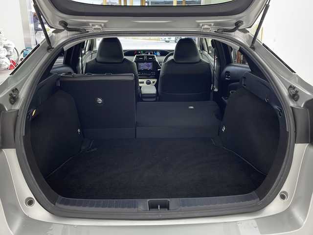 トヨタ プリウス S ツーリングセレクション 兵庫県 2017(平29)年 5.2万km シルバーM ・社外ナビ（AVIC-RZ700）/CD/DVD/SD/TV/Bluetooth/・バックカメラ/・ビルトインETC/・モデリスタエアロ/・革シート/・前席シートヒーター/・スマートキー/・プッシュスタート/・ＬＥＤヘッドライト/・純正17インチアルミホイール/・純正フロアマット/・横滑り防止装置