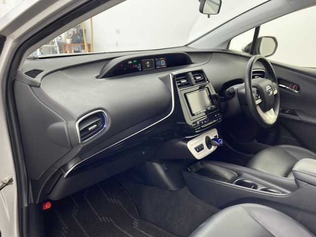 トヨタ プリウス S ツーリングセレクション 兵庫県 2017(平29)年 5.2万km シルバーM ・社外ナビ（AVIC-RZ700）/CD/DVD/SD/TV/Bluetooth/・バックカメラ/・ビルトインETC/・モデリスタエアロ/・革シート/・前席シートヒーター/・スマートキー/・プッシュスタート/・ＬＥＤヘッドライト/・純正17インチアルミホイール/・純正フロアマット/・横滑り防止装置