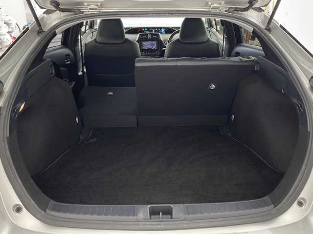 トヨタ プリウス S ツーリングセレクション 兵庫県 2017(平29)年 5.2万km シルバーM ・社外ナビ（AVIC-RZ700）/CD/DVD/SD/TV/Bluetooth/・バックカメラ/・ビルトインETC/・モデリスタエアロ/・革シート/・前席シートヒーター/・スマートキー/・プッシュスタート/・ＬＥＤヘッドライト/・純正17インチアルミホイール/・純正フロアマット/・横滑り防止装置