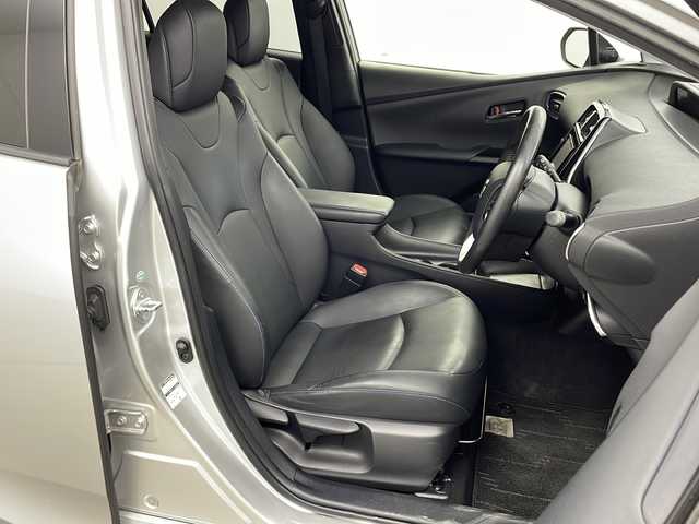 トヨタ プリウス S ツーリングセレクション 兵庫県 2017(平29)年 5.2万km シルバーM ・社外ナビ（AVIC-RZ700）/CD/DVD/SD/TV/Bluetooth/・バックカメラ/・ビルトインETC/・モデリスタエアロ/・革シート/・前席シートヒーター/・スマートキー/・プッシュスタート/・ＬＥＤヘッドライト/・純正17インチアルミホイール/・純正フロアマット/・横滑り防止装置