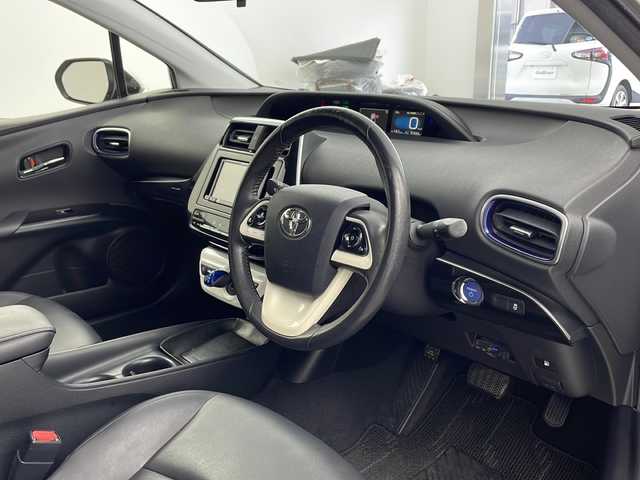 トヨタ プリウス S ツーリングセレクション 兵庫県 2017(平29)年 5.2万km シルバーM ・社外ナビ（AVIC-RZ700）/CD/DVD/SD/TV/Bluetooth/・バックカメラ/・ビルトインETC/・モデリスタエアロ/・革シート/・前席シートヒーター/・スマートキー/・プッシュスタート/・ＬＥＤヘッドライト/・純正17インチアルミホイール/・純正フロアマット/・横滑り防止装置