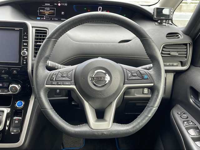 日産 セレナ e－パワー ハイウェイスター V 山口県 2019(令1)年 4.9万km ブリリアントホワイトパール 純正フリップダウンモニター/純正9インチナビ/・フルセグテレビ/・Bluetooth/・AM/FM/CD/DVD/アラウンドビューモニター/両側パワースライドドア/純正ドライブレコーダー/ETC/プロパイロット/・インテリジェントエマージェンシーブレーキ/・車線逸脱警報/・車線逸脱防止支援システム/・踏み間違い衝突防止アシスト/・ふらつき警報/・標識検知機能/・オートマチックハイビーム/・コーナーセンサー/D/N席シートヒーター/ステアリングヒーター/デジタルインナーミラー/スマートキー/スペアキー/純正15インチAW