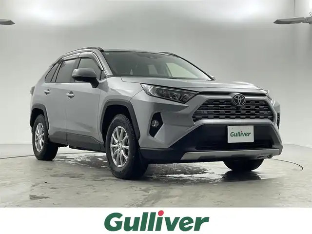 トヨタ ＲＡＶ４ G 福井県 2021(令3)年 1.5万km シルバーメタリック フルタイム　４WD/純正ディスプレイオーディオ/フルセグTV/Bluetooth/USB/Apple Car Play・Android Auto対応/AM/FM/Toyota Safety Sense/・プリクラッシュセーフティ/・レーントレーシングアシスト/・レーダークルーズコントロール/・オートマチックハイビーム/・ロードサインアシスト/・パーキングサポートブレーキ/・ブラインドスポットモニター/・パーキングサポートブレーキ/パノラミックビューモニター/ビルトインETC/オートライト /LED/フォグランプ/プッシュスタート/スマートキー（スペアキー１本あり）/メモリー付き　パワーシート（運転席）/シートヒーター / 革巻きステアリング/ハンドルヒーター/ステアリングチルド機能/ステアリングリモコン/純正18インチアルミ積込（サマータイヤ）/純正フロアマット