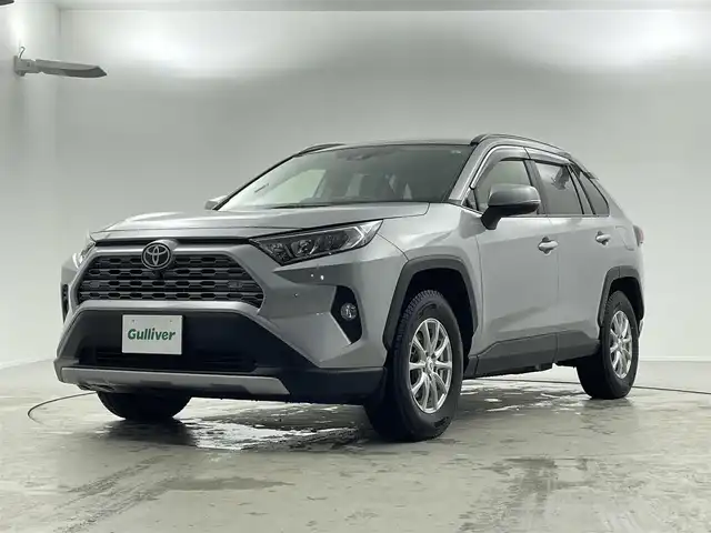 トヨタ ＲＡＶ４ G 福井県 2021(令3)年 1.5万km シルバーメタリック フルタイム　４WD/純正ディスプレイオーディオ/フルセグTV/Bluetooth/USB/Apple Car Play・Android Auto対応/AM/FM/Toyota Safety Sense/・プリクラッシュセーフティ/・レーントレーシングアシスト/・レーダークルーズコントロール/・オートマチックハイビーム/・ロードサインアシスト/・パーキングサポートブレーキ/・ブラインドスポットモニター/・パーキングサポートブレーキ/パノラミックビューモニター/ビルトインETC/オートライト /LED/フォグランプ/プッシュスタート/スマートキー（スペアキー１本あり）/メモリー付き　パワーシート（運転席）/シートヒーター / 革巻きステアリング/ハンドルヒーター/ステアリングチルド機能/ステアリングリモコン/純正18インチアルミ積込（サマータイヤ）/純正フロアマット