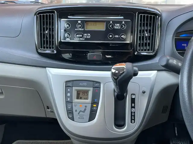 ダイハツ ミラ イース G SA 鹿児島県 2013(平25)年 8万km パールホワイトⅢ 禁煙車/ワンオーナー/純正フロアマット/バイザー/ウィンカーミラー/純正14インチアルミホイール/横滑り防止装置/衝突被害軽減システム/アイドリングストップ/電動格納ミラー/ライトレベライザー/保証書/取扱説明書/記録簿/スペアキー1本/スマートキー
