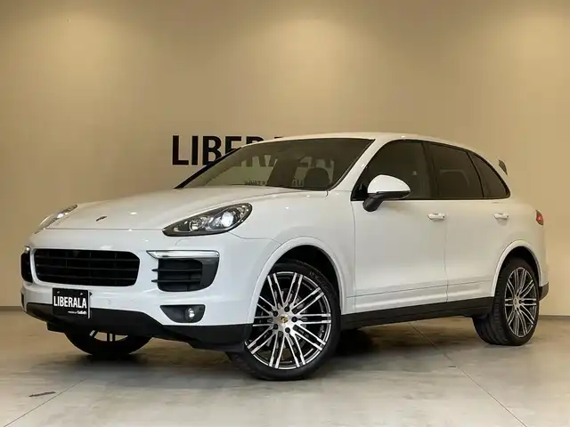 ポルシェ カイエン プラチナエディション 熊本県 2017(平29)年 4.9万km 白 ・スマートキー/・プッシュスタート/・パークアシスト/・クルーズコントロール/・ハーフレザーシート/・前席パワーシート/・全席シートヒーター /・純正メモリナビ/　【Bluetooth・USB・SD・AUX】/・BOSEサウンドシステム/・社外フルセグTV/・社外DVDプレーヤー/・リアモニター×2/・全方位カメラ/・ETC/・LEDヘッドランプ/・フォグランプ/・純正マット