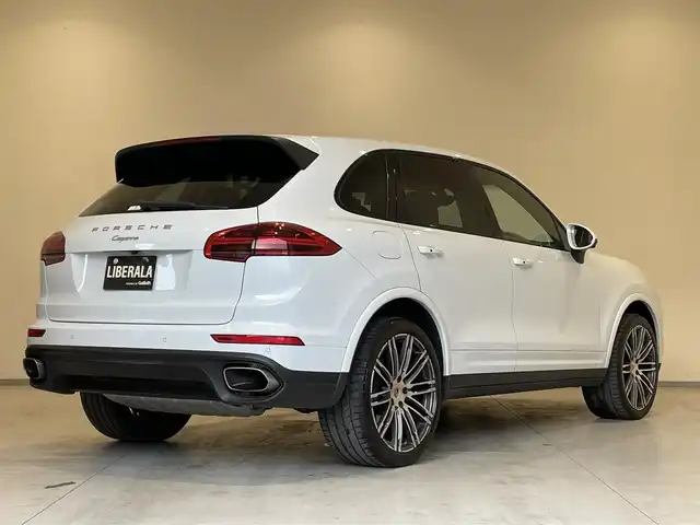 ポルシェ カイエン プラチナエディション 熊本県 2017(平29)年 4.9万km 白 ・スマートキー/・プッシュスタート/・パークアシスト/・クルーズコントロール/・ハーフレザーシート/・前席パワーシート/・全席シートヒーター /・純正メモリナビ/　【Bluetooth・USB・SD・AUX】/・BOSEサウンドシステム/・社外フルセグTV/・社外DVDプレーヤー/・リアモニター×2/・全方位カメラ/・ETC/・LEDヘッドランプ/・フォグランプ/・純正マット