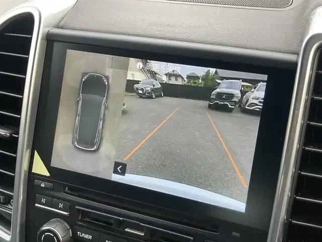 ポルシェ カイエン プラチナエディション 熊本県 2017(平29)年 4.9万km 白 ・スマートキー/・プッシュスタート/・パークアシスト/・クルーズコントロール/・ハーフレザーシート/・前席パワーシート/・全席シートヒーター /・純正メモリナビ/　【Bluetooth・USB・SD・AUX】/・BOSEサウンドシステム/・社外フルセグTV/・社外DVDプレーヤー/・リアモニター×2/・全方位カメラ/・ETC/・LEDヘッドランプ/・フォグランプ/・純正マット