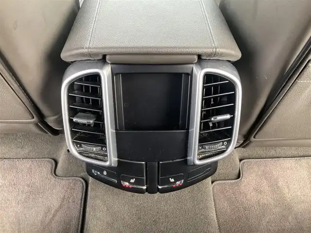 ポルシェ カイエン プラチナエディション 熊本県 2017(平29)年 4.9万km 白 ・スマートキー/・プッシュスタート/・パークアシスト/・クルーズコントロール/・ハーフレザーシート/・前席パワーシート/・全席シートヒーター /・純正メモリナビ/　【Bluetooth・USB・SD・AUX】/・BOSEサウンドシステム/・社外フルセグTV/・社外DVDプレーヤー/・リアモニター×2/・全方位カメラ/・ETC/・LEDヘッドランプ/・フォグランプ/・純正マット