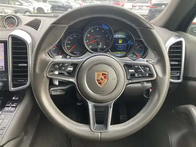 ポルシェ カイエン プラチナエディション 熊本県 2017(平29)年 4.9万km 白 ・スマートキー/・プッシュスタート/・パークアシスト/・クルーズコントロール/・ハーフレザーシート/・前席パワーシート/・全席シートヒーター /・純正メモリナビ/　【Bluetooth・USB・SD・AUX】/・BOSEサウンドシステム/・社外フルセグTV/・社外DVDプレーヤー/・リアモニター×2/・全方位カメラ/・ETC/・LEDヘッドランプ/・フォグランプ/・純正マット