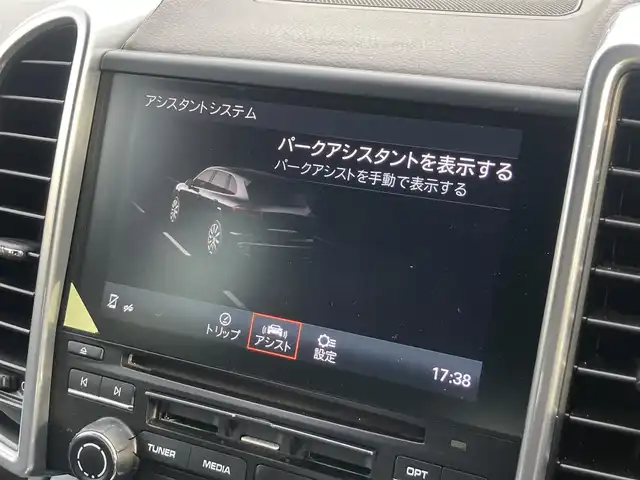 ポルシェ カイエン プラチナエディション 熊本県 2017(平29)年 4.9万km 白 ・スマートキー/・プッシュスタート/・パークアシスト/・クルーズコントロール/・ハーフレザーシート/・前席パワーシート/・全席シートヒーター /・純正メモリナビ/　【Bluetooth・USB・SD・AUX】/・BOSEサウンドシステム/・社外フルセグTV/・社外DVDプレーヤー/・リアモニター×2/・全方位カメラ/・ETC/・LEDヘッドランプ/・フォグランプ/・純正マット