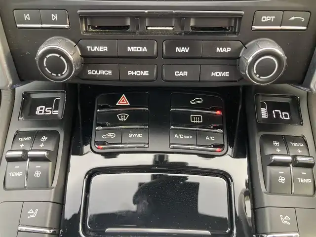 ポルシェ カイエン プラチナエディション 熊本県 2017(平29)年 4.9万km 白 ・スマートキー/・プッシュスタート/・パークアシスト/・クルーズコントロール/・ハーフレザーシート/・前席パワーシート/・全席シートヒーター /・純正メモリナビ/　【Bluetooth・USB・SD・AUX】/・BOSEサウンドシステム/・社外フルセグTV/・社外DVDプレーヤー/・リアモニター×2/・全方位カメラ/・ETC/・LEDヘッドランプ/・フォグランプ/・純正マット