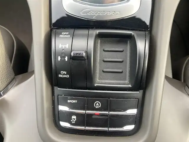 ポルシェ カイエン プラチナエディション 熊本県 2017(平29)年 4.9万km 白 ・スマートキー/・プッシュスタート/・パークアシスト/・クルーズコントロール/・ハーフレザーシート/・前席パワーシート/・全席シートヒーター /・純正メモリナビ/　【Bluetooth・USB・SD・AUX】/・BOSEサウンドシステム/・社外フルセグTV/・社外DVDプレーヤー/・リアモニター×2/・全方位カメラ/・ETC/・LEDヘッドランプ/・フォグランプ/・純正マット