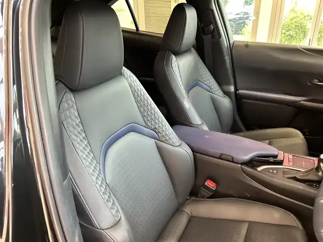 レクサス ＵＸ 250h アーバンエレガンス 埼玉県 2021(令3)年 1.9万km グラファイトブラックガラスフレーク LEXUS Safety System+/純正メモリナビ/ CD/DVD・BD/フルセグTV/Bluetooth/USB/レーダークルーズコントロール （全車速追従機能付）/歩行者検知機能付衝突回避支援/レーンディパーチャーアラート/レーントレーシングアシスト/オートマチックハイビーム/アダプティブハイビームシステム/パノラミックビューモニター/前後ドライブレコーダー/レザーシート/前席パワーシート/前席シートヒーター/パワーバックドア/ビルトインETC2.0/スマートキー×2/禁煙車