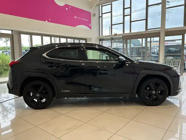レクサス ＵＸ 250h アーバンエレガンス 埼玉県 2021(令3)年 1.9万km グラファイトブラックガラスフレーク LEXUS Safety System+/純正メモリナビ/ CD/DVD・BD/フルセグTV/Bluetooth/USB/レーダークルーズコントロール （全車速追従機能付）/歩行者検知機能付衝突回避支援/レーンディパーチャーアラート/レーントレーシングアシスト/オートマチックハイビーム/アダプティブハイビームシステム/パノラミックビューモニター/前後ドライブレコーダー/レザーシート/前席パワーシート/前席シートヒーター/パワーバックドア/ビルトインETC2.0/スマートキー×2/禁煙車