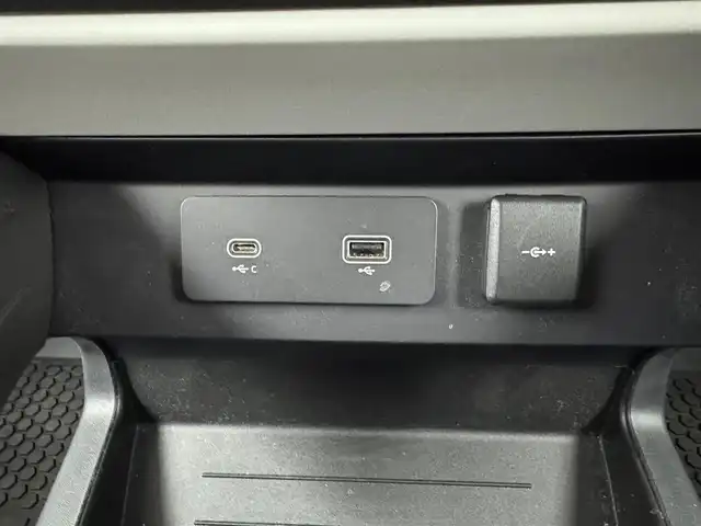 ランドローバー ランドローバー ディフェンダー 110S 愛知県 2023(令5)年 3.6万km フジホワイト 純正オプションエアサス/ブラックエクステリアパック/コールドクライメートコンビニエンス/フィックスドサイドステップ/リアオートエアコン/ルーフレール/レザーシート/ヘッドアップディスプレイ/純正ディスプレイナビ/・Bluetooth/・Applecarplay/・androidauto/全方位カメラ/ドライブレコーダー/レーダークルーズコントロール/革巻きステアリング/ステアリングリモコン/ステアリングヒーター/純正ラバーマット/typeC/USBポート/BSM/MTモード付き/純正19インチAW/社外AW付き冬タイヤ4本車載