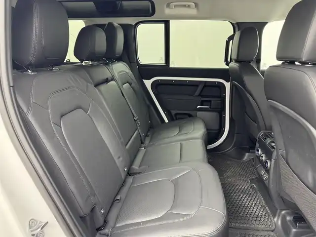 ランドローバー ランドローバー ディフェンダー 110S 愛知県 2023(令5)年 3.6万km フジホワイト 純正オプションエアサス/ブラックエクステリアパック/コールドクライメートコンビニエンス/フィックスドサイドステップ/リアオートエアコン/ルーフレール/レザーシート/ヘッドアップディスプレイ/純正ディスプレイナビ/・Bluetooth/・Applecarplay/・androidauto/全方位カメラ/ドライブレコーダー/レーダークルーズコントロール/革巻きステアリング/ステアリングリモコン/ステアリングヒーター/純正ラバーマット/typeC/USBポート/BSM/MTモード付き/純正19インチAW/社外AW付き冬タイヤ4本車載