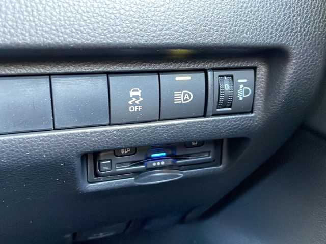 トヨタ ハリアー S 静岡県 2020(令2)年 6.3万km ブラック 純正ナビ/・ラジオ/USB/Bluetooth/Miracast/HDMI/主要装備/・レーダークルーズコントロール　/・ドライブレコーダー　/・ＥＴＣ　/・ステアリングリモコン　/・ヒーテッドドアミラー　/・レーンキープアシスト　/・コーナーセンサー　/・バックカメラ　/・オートハイビーム　/・オートライト/・ホールド/・プリクラッシュセーフティー/・SOSコール/・プッシュスタート/・スマートキー/・社外レザーシート