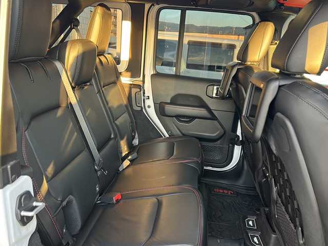 クライスラー・ジープ ジープ ラングラー アンリミテッド ルビコン 静岡県 2020(令2)年 0.6万km 白 /ワンオーナー//純正ナビ/地デジTV//社外CD//Bleutooth//FOX足回り2インチアップ//JAOSマフラー//PEDALCOMMNDER//USバンパー//レザーシート//シートヒーター//社外17インチAW//LEDヘッドライト//スマートキー//スペアキー//保証書//取説