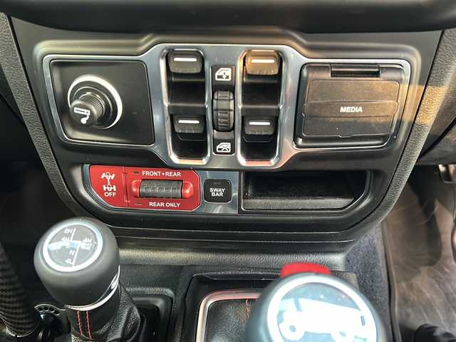 クライスラー・ジープ ジープ ラングラー アンリミテッド ルビコン 静岡県 2020(令2)年 0.6万km 白 /ワンオーナー//純正ナビ/地デジTV//社外CD//Bleutooth//FOX足回り2インチアップ//JAOSマフラー//PEDALCOMMNDER//USバンパー//レザーシート//シートヒーター//社外17インチAW//LEDヘッドライト//スマートキー//スペアキー//保証書//取説