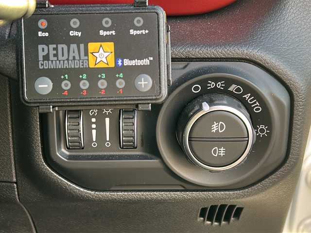 クライスラー・ジープ ジープ ラングラー アンリミテッド ルビコン 静岡県 2020(令2)年 0.6万km 白 /ワンオーナー//純正ナビ/地デジTV//社外CD//Bleutooth//FOX足回り2インチアップ//JAOSマフラー//PEDALCOMMNDER//USバンパー//レザーシート//シートヒーター//社外17インチAW//LEDヘッドライト//スマートキー//スペアキー//保証書//取説