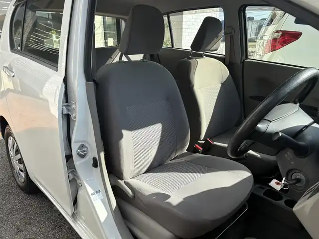 ダイハツ ミラ イース L 高知県 2015(平27)年 9.3万km ホワイト (株)IDOMが運営する【じしゃロン高知店】の自社ローン対象車両になります。こちらは現金ご利用時の価格です。自社ローンご希望の方は別途その旨お申付け下さい。/純正オーディオ/アイドリングストップ/ドラレコ前後/ETC/フロアマット/ドアバイザー