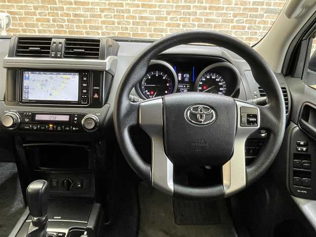 トヨタ ランドクルーザー プラド TX 岩手県 2015(平27)年 8万km ホワイトパールクリスタルシャイン ４WD/モデリスタフロントスポイラー/ディーゼルターボ/センターデフロック/ダウンヒルアシスト/MTモード付AT/横滑り防止装置/ストラーダナビ/フルセグTV/バックカメラ/ドライブレコーダー/ETC/ヘッドライトウォッシャー/トノカバー/オートライト/LEDヘッドランプ/フォグランプ/純正１７インチアルミホイール/純正フロアマット