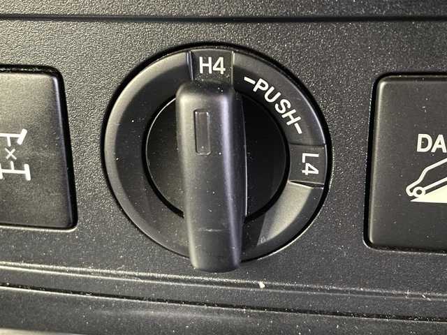 トヨタ ランドクルーザー プラド TX 岩手県 2015(平27)年 8万km ホワイトパールクリスタルシャイン ４WD/モデリスタフロントスポイラー/ディーゼルターボ/センターデフロック/ダウンヒルアシスト/MTモード付AT/横滑り防止装置/ストラーダナビ/フルセグTV/バックカメラ/ドライブレコーダー/ETC/ヘッドライトウォッシャー/トノカバー/オートライト/LEDヘッドランプ/フォグランプ/純正１７インチアルミホイール/純正フロアマット