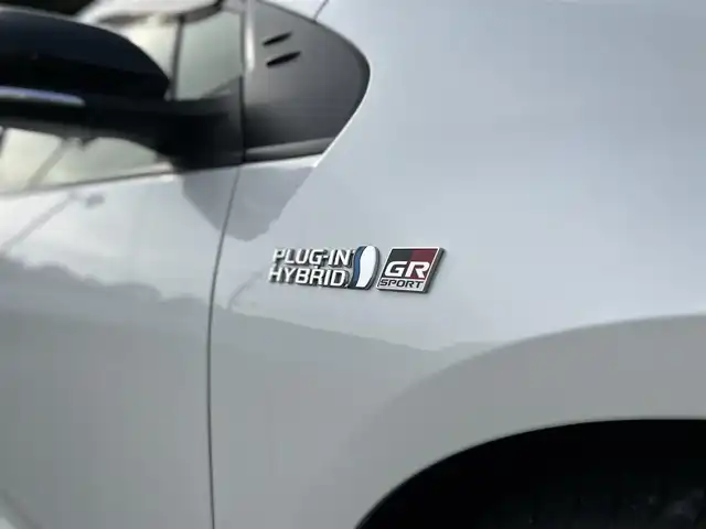 トヨタ プリウス ＰＨＶ S GRスポーツ 東京都 2019(令1)年 0.9万km ホワイトパールクリスタルシャイン 純正9インチナビ/フルセグTV/Bluetoothオーディオ/DVD再生/バックカメラ/前後ドライブレコーダー/LEDヘッドランプ/トヨタセーフティセンス/・プリクラッシュセーフティ/・レーントレーシングアシスト/・アダプティブハイビームシステム/・オートマチックハイビーム/・レーダークルーズコントロール/・ロードサインアシスト/AC100V1500W/スマートキー×2