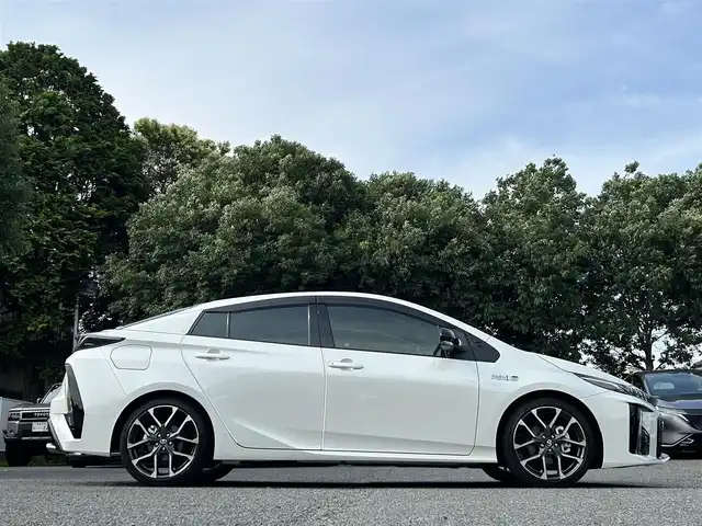 トヨタ プリウス ＰＨＶ S GRスポーツ 東京都 2019(令1)年 0.9万km ホワイトパールクリスタルシャイン 純正9インチナビ/フルセグTV/Bluetoothオーディオ/DVD再生/バックカメラ/前後ドライブレコーダー/LEDヘッドランプ/トヨタセーフティセンス/・プリクラッシュセーフティ/・レーントレーシングアシスト/・アダプティブハイビームシステム/・オートマチックハイビーム/・レーダークルーズコントロール/・ロードサインアシスト/AC100V1500W/スマートキー×2