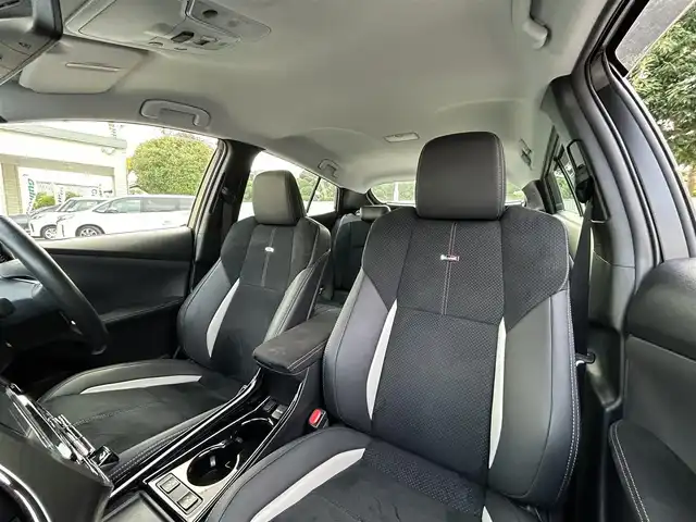 トヨタ プリウス ＰＨＶ S GRスポーツ 東京都 2019(令1)年 0.9万km ホワイトパールクリスタルシャイン 純正9インチナビ/フルセグTV/Bluetoothオーディオ/DVD再生/バックカメラ/前後ドライブレコーダー/LEDヘッドランプ/トヨタセーフティセンス/・プリクラッシュセーフティ/・レーントレーシングアシスト/・アダプティブハイビームシステム/・オートマチックハイビーム/・レーダークルーズコントロール/・ロードサインアシスト/AC100V1500W/スマートキー×2