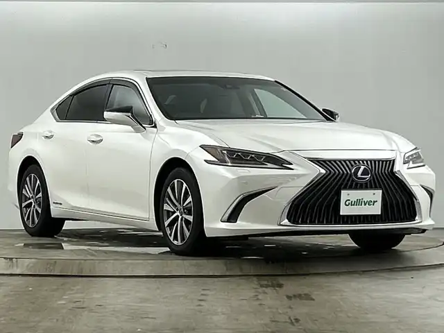 レクサス ＥＳ 300h 愛知県 2019(令1)年 1.5万km ソニッククォーツ ムーンルーフ/純正12.3インチワイドディスプレイ/・ナビ/・地デジTV/・プレミアムサウンドシステム(8スピーカー)/・USB端子/・バックガイドモニター/純正ドライブレコーダー　/L_tex（合皮）シート/・シートヒーター/・シートベンチレーション/３眼フルＬＥＤヘッドライト　/レクサスセーフティーシステムプラス/・プリクラッシュセーフティ/・レーントレーシングアシスト/・オートマチックハイビーム/・レーダークルーズコントロール/・ロードサインアシスト/メッキ枠付き18本バーフロントスピンドルグリル/10本スポーク17インチ純正アルミホイール/ドライブモードセレクト/8WAYパワーシート（運転席助手席）/純正サンシェード/オートブレーキホールド/アクセサリーソケット（センターコンソールリア）/寒冷地仕様